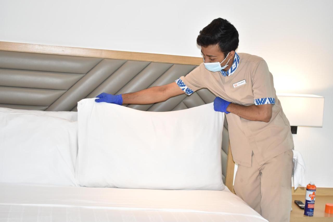 Welcomhotel By Itc Hotels, Racecourse, Коимбатур Экстерьер фото A housekeeper making a bed
