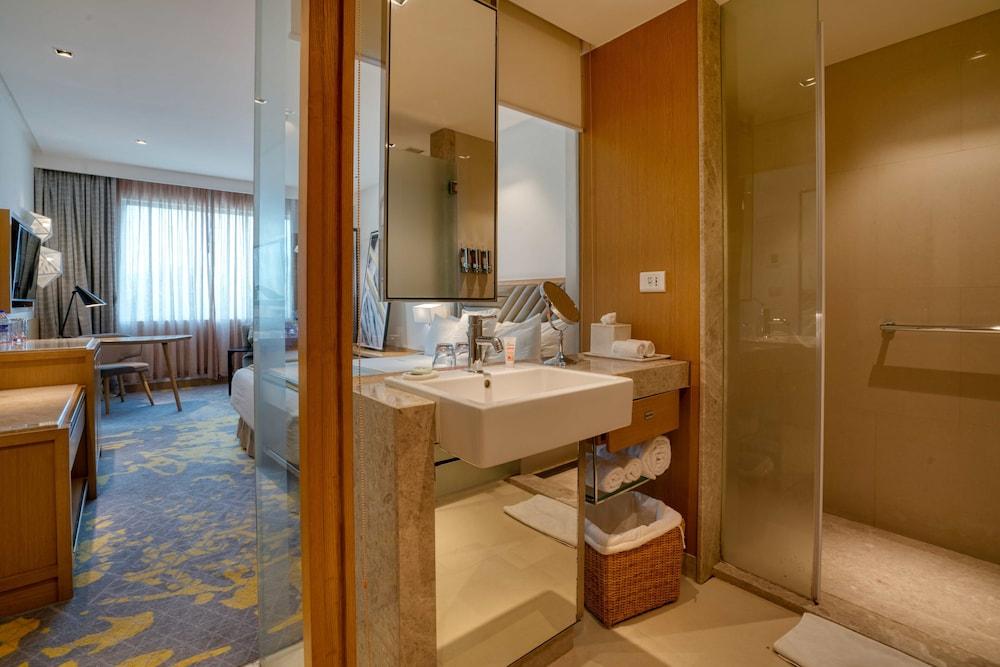Welcomhotel By Itc Hotels, Racecourse, Коимбатур Экстерьер фото A bathroom in a hotel room