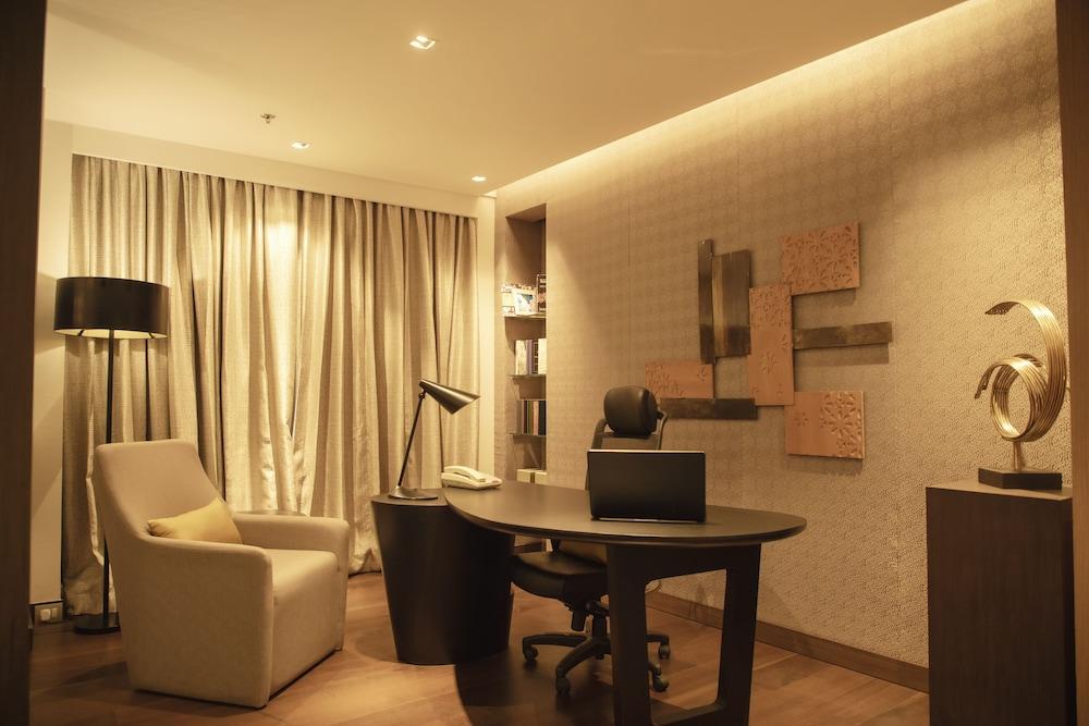 Welcomhotel By Itc Hotels, Racecourse, Коимбатур Экстерьер фото A private office