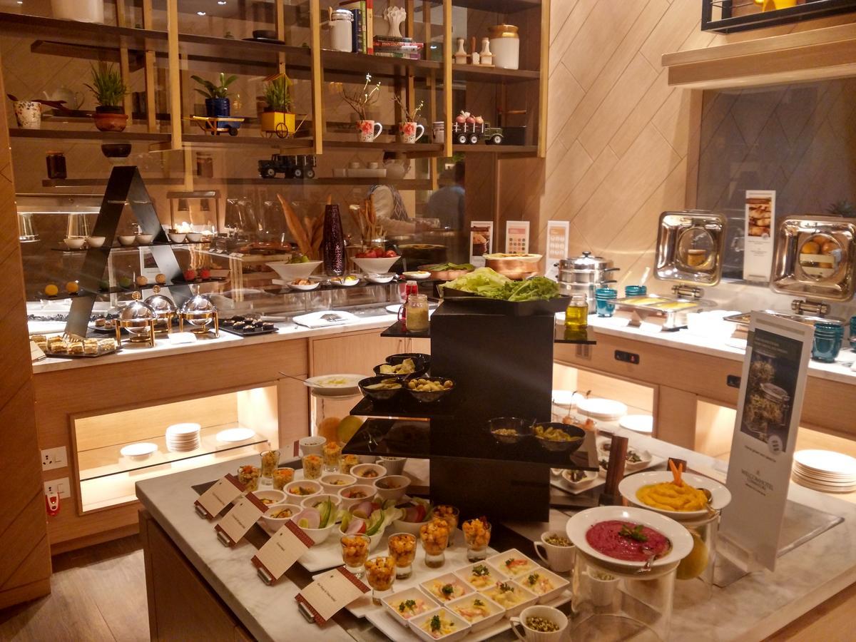Welcomhotel By Itc Hotels, Racecourse, Коимбатур Экстерьер фото A buffet at a hotel